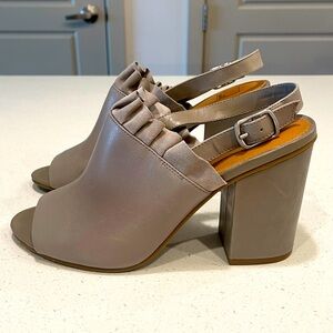 14th & Union Gray Leather Ruffled Clogs